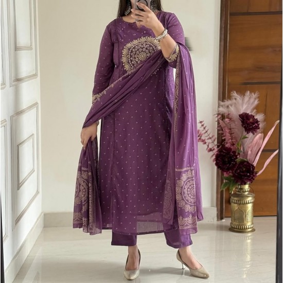 Elevate your ethnic wardrobe with this elegant special suit set 