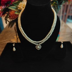 SMALL WHITE PEARL WITH EARRING JEWEL SET