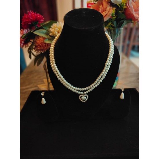 SMALL WHITE PEARL WITH EARRING JEWEL SET