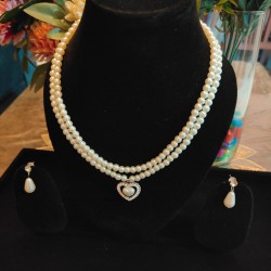 SMALL WHITE PEARL WITH EARRING JEWEL SET