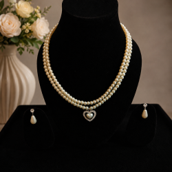 SMALL WHITE PEARL WITH EARRING JEWEL SET